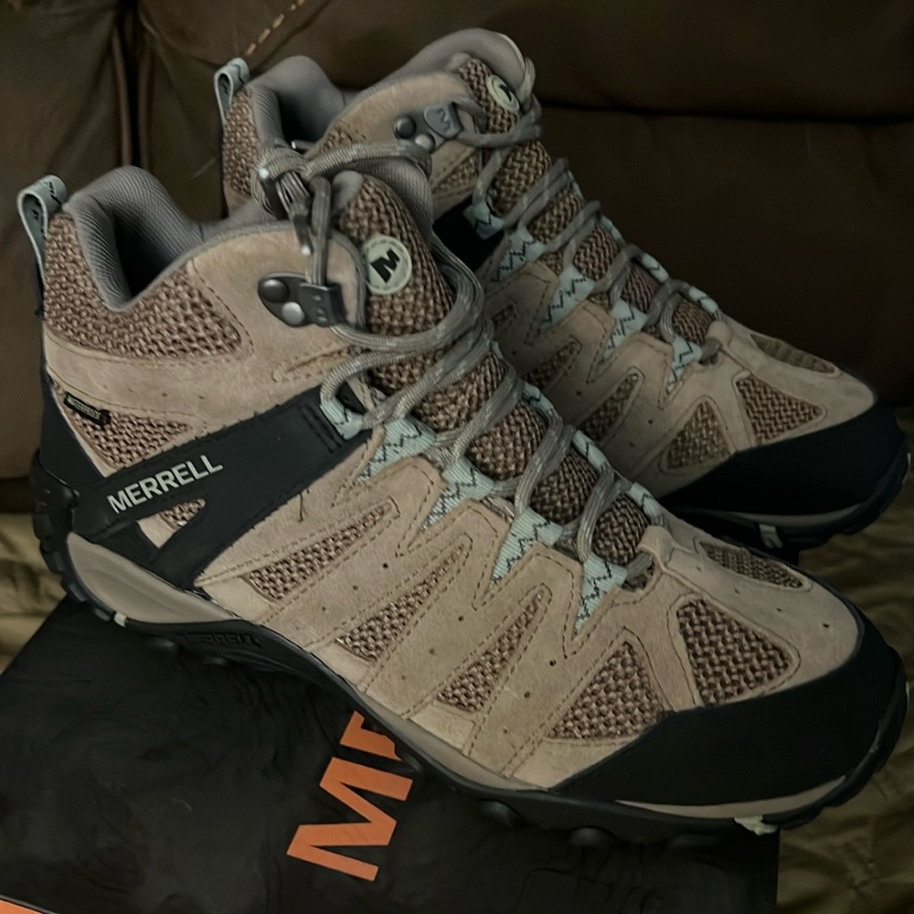 NEW! Merrell Hiking boots!🥾 women size 10